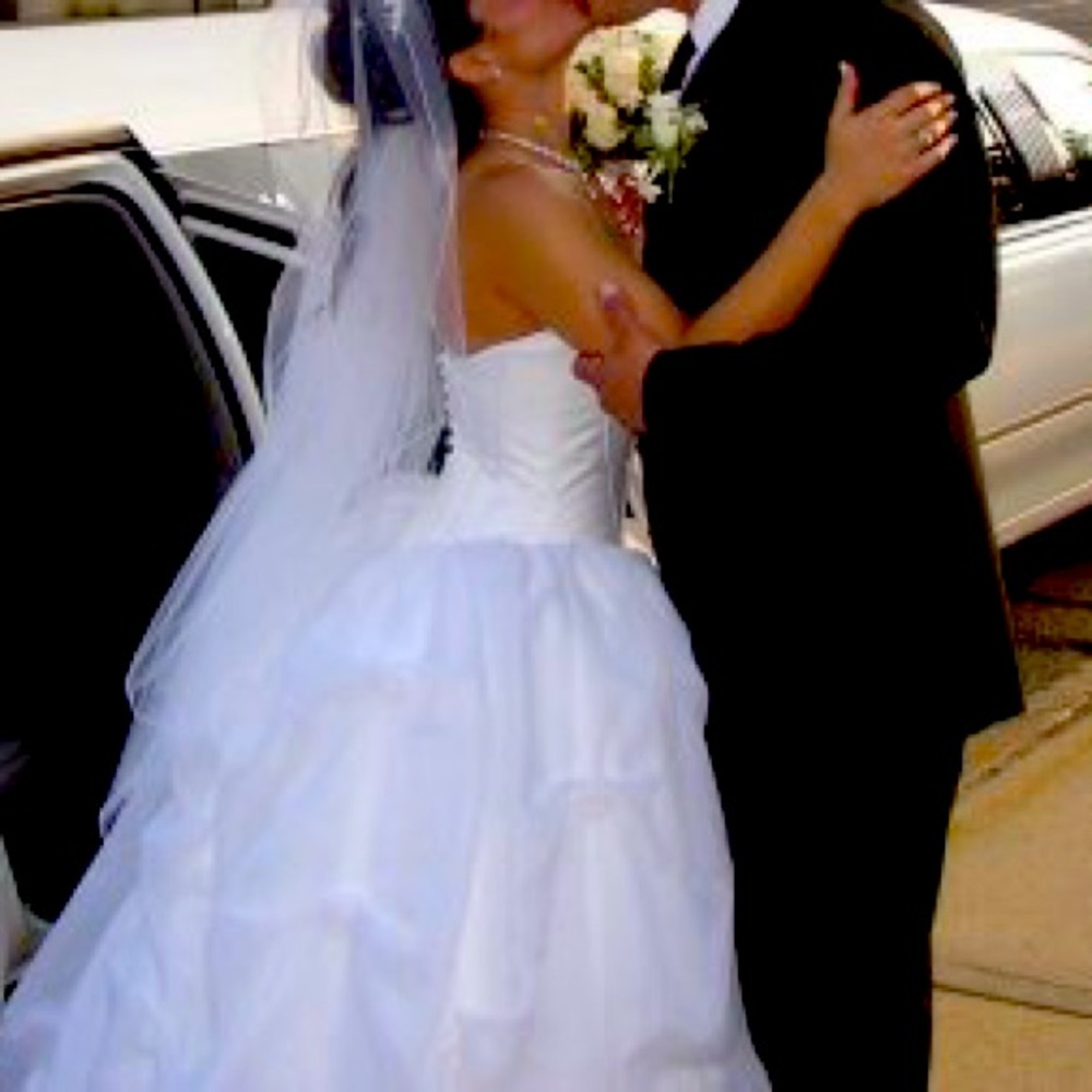 💍MAKE AN OFFER. Bridal Dress. White. Satin bodice. Needs dry cleaning.